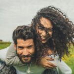 Muž a žena spolu v intímnom objatí symbolizujúcom dôveru a vyriešenú predčasnú ejakuláciu